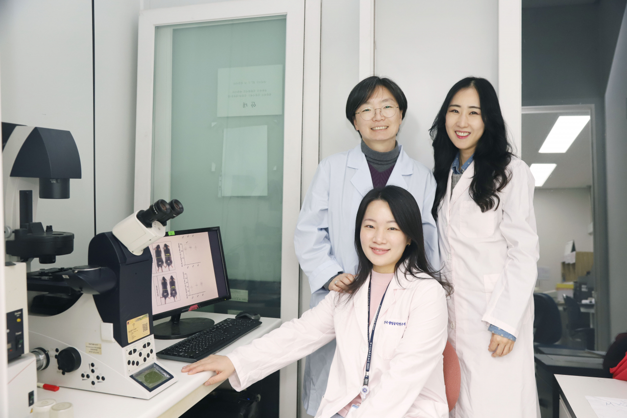 이번 연구를 수행한 연구진. 정보현(앞쪽) 박사, 이다용(뒷줄 왼쪽) 박사, 조성희 한국화학연구원 박사.[한국생명공학연구원 제공]