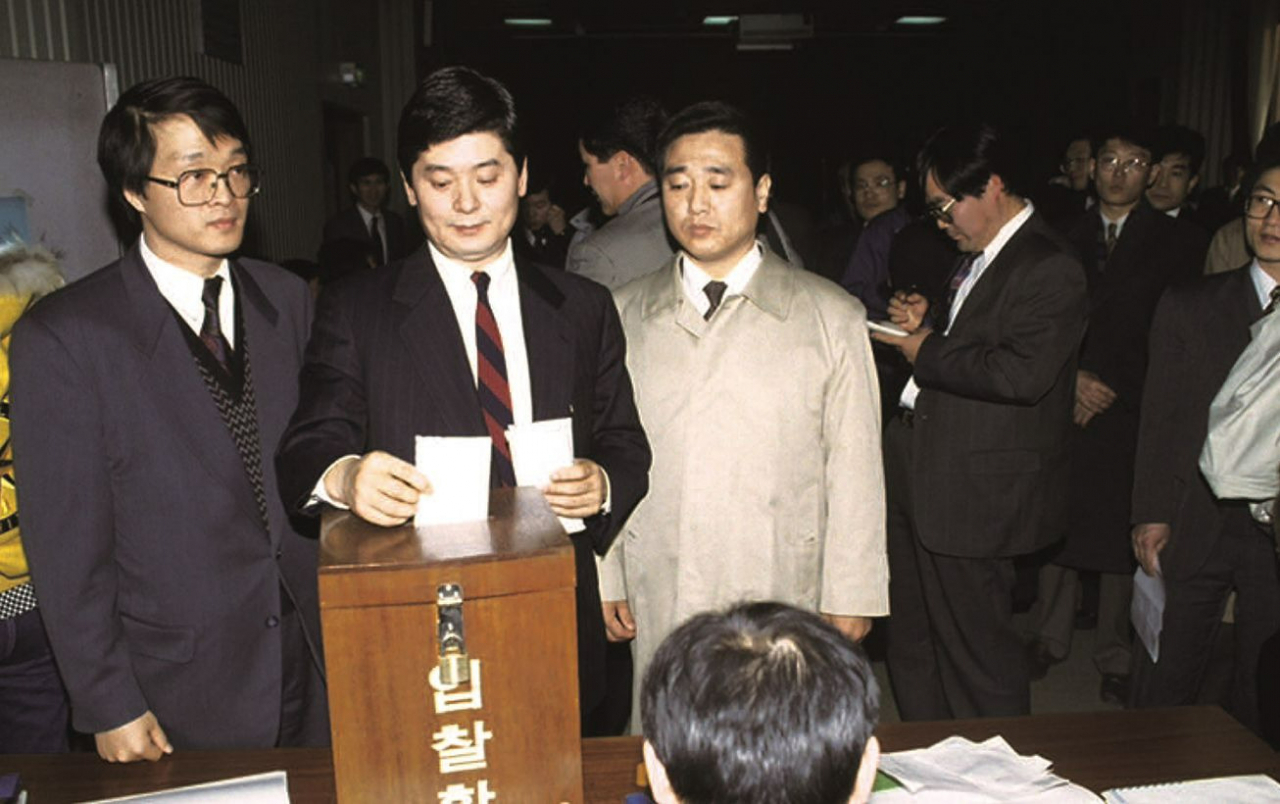 1994년 공개입찰을 통해 한국이동통신 인수에 참여하는 모습 [SK텔레콤 제공]