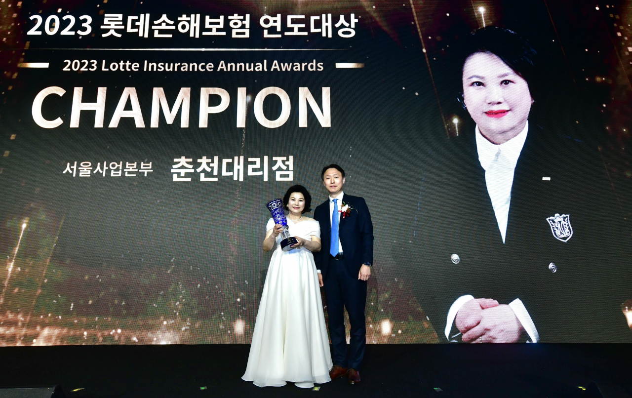 27일 열린 '롯데손해보험 2023 연도대상 시상식'에서 이은호 대표이사(우측)와 '챔피언'을 차지한 춘천대리점 강지숙 대표(좌측)가 기념촬영을 하고 있다.