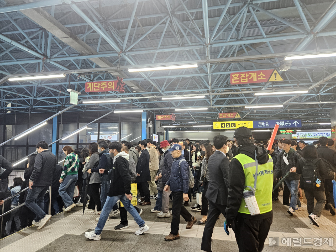 오전 7시께의 신도림역 모습. 평소 출근길에도 혼잡한 대표적인 환승역인데 더해 이날 버스파업으로 인해 이용객이 체감상 두 배 가까이 증가해 시민들이 불편을 호소했다.[이용경 기자]