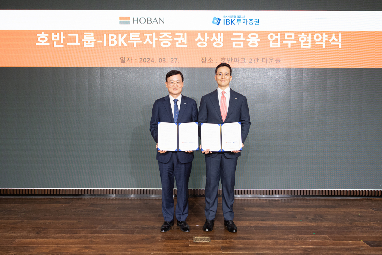 서정학(왼쪽) IBK투자증권 대표와 김대헌 호반그룹 기획총괄사장이 지난 26일 업무협약을 마치고 기념 촬영을 하고 있다. [IBK투자증권]