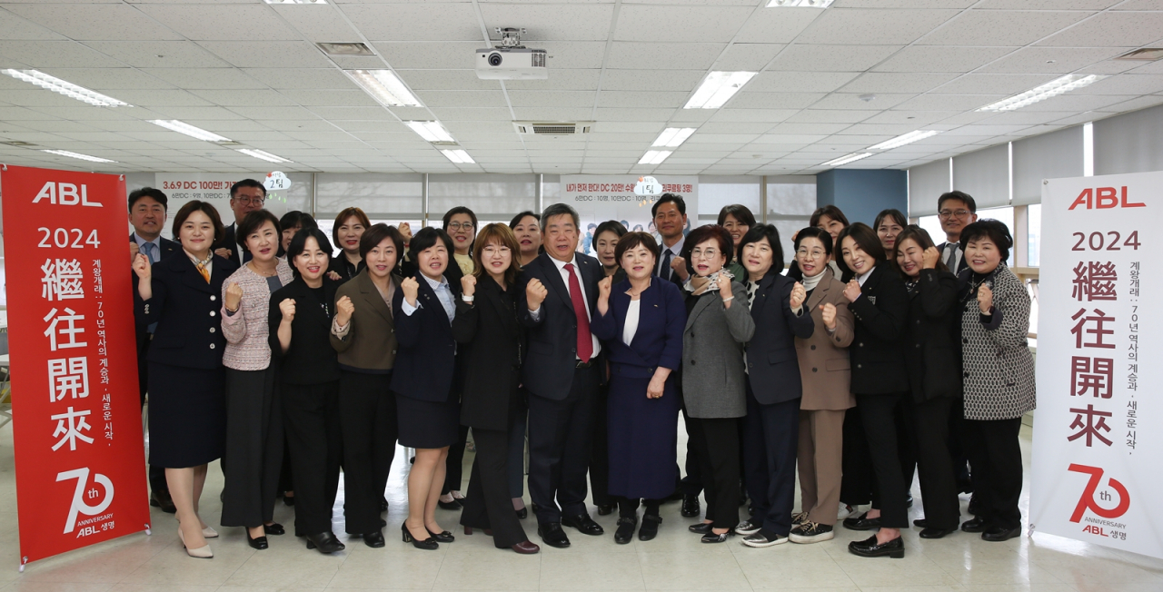 시예저치앙 ABL생명 사장(가운데)이 경인지역단 팀매니저들과 함께 파이팅을 외치고 있다.