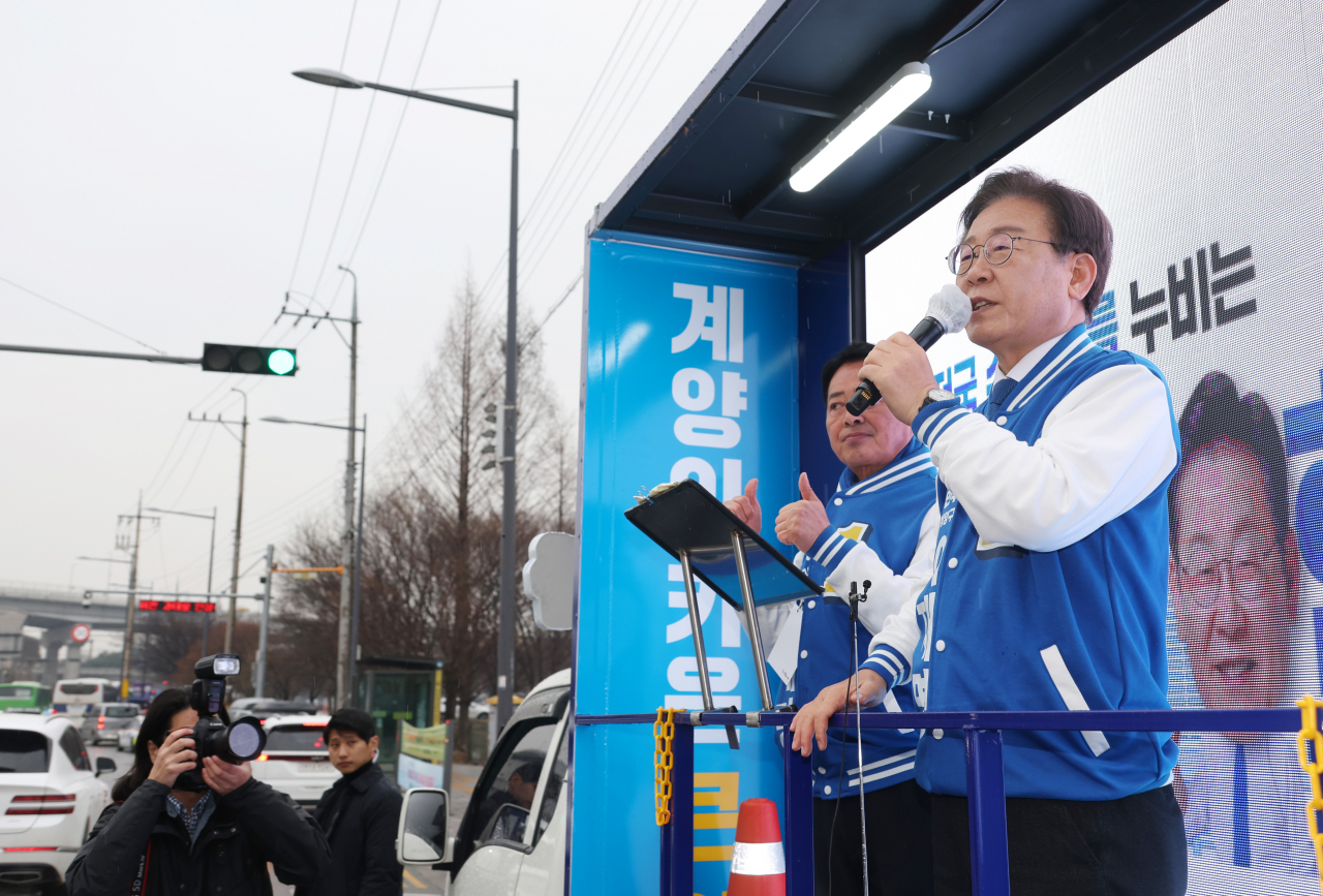 이재명 더불어민주당 대표가 28일 계양역 인근에서 유세차에 올라타 선거 유세를 하고 있다. [연합]