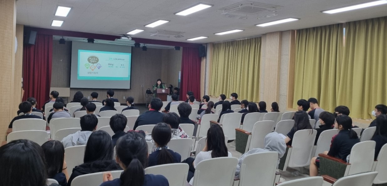 지난해 관내 한 중학교에서 생명지킴이 교육을 진행하는 모습[성동구 제공]