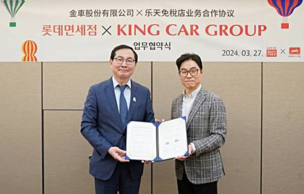 지난 27일 서울 중구 롯데면세점 본사에서 이승국(왼쪽부터) 롯데면세점 상품본부장과 알버트 리 킹카그룹 대표이사가 협약을 체결하고 기념촬영을 하고 있다. [롯데면세점 제공]