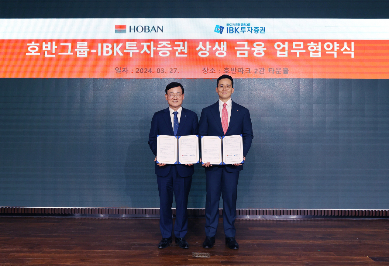 호반그룹은 IBK투자증권과 금융 및 사업 전반에 협력하고 상생을 위한 업무협약(MOU)을 체결했다고 28일 밝혔다. 사진은 전날 서초구 호반파크에서 진행된 협약식에 참석한 서정학 IBK투자증권 대표이사와 김대헌 호반그룹 기획총괄사장(오른쪽). [호반그룹]