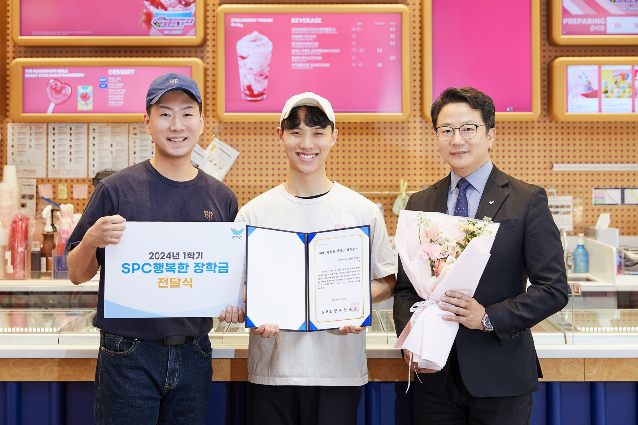 지난 26일 배스킨라빈스 동탄푸른마을점에서 SPC행복한장학금 장학생으로 선발된 김경민 학생(가운데)이 가맹점 대표, SPC행복한재단 관계자와 기념촬영을 하고 있다. [SPC 제공]