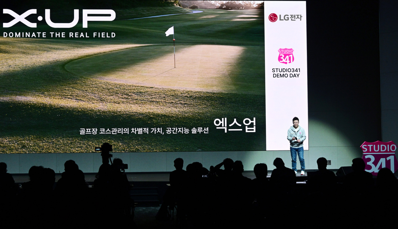 LG전자 사내벤처 '엑스업'의 이용수 CEO가 지난 20일 마곡 LG사이언스파크에서 열린 ‘스튜디오341’ 데모데이에서 골프장 코스관리 솔루션을 소개하는 모습 [LG전자 제공]