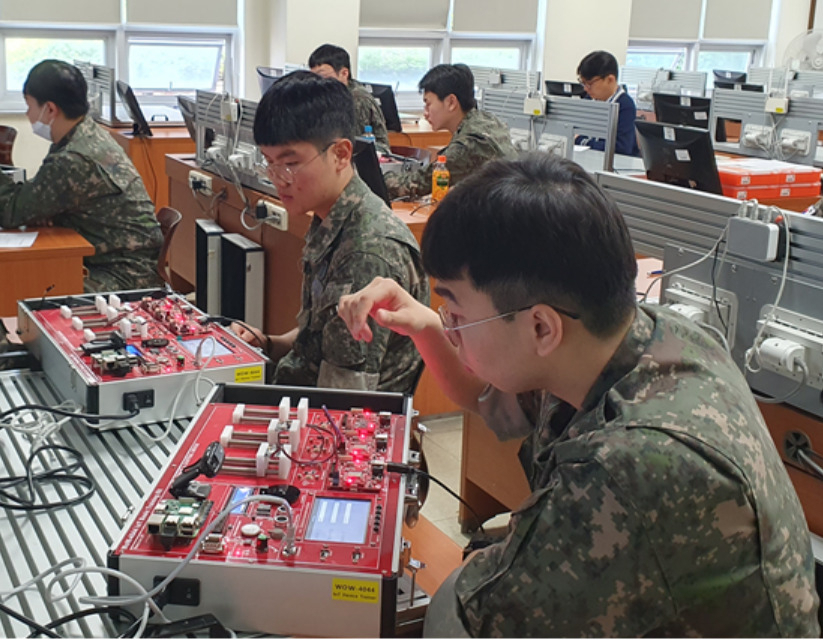 지난해 한국폴리테대학 성남캠퍼스에서 운영한 ‘기술직무 체험의 날’에 참여한 공군 제10전투비행단 소속 장병들이 사물인터넷(IoT) 기초 실습 체험을 하고 있다. [한국폴리텍대학 제공]