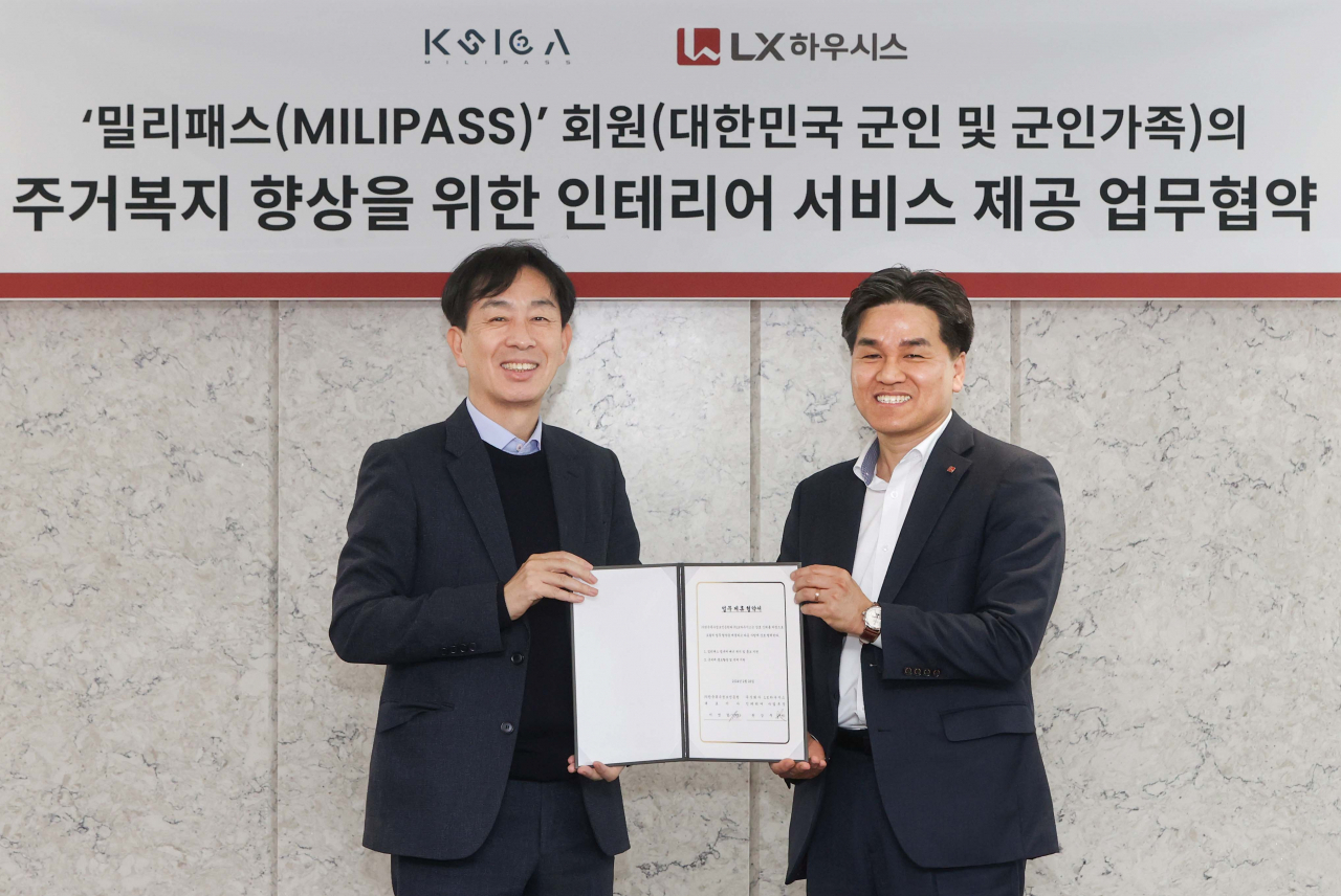 서울 중구 LX하우시스 본사에서 28일 열린 ‘밀리패스 회원의 주거복지 향상을 위한 인테리어 서비스 제공 업무 협약식’에서 LX하우시스 인테리어사업부장 권상무 상무(오른쪽)과 한국특수정보인증원 이영결 대표가 업무협약을 체결하고 있다. [LX하우시스 제공]