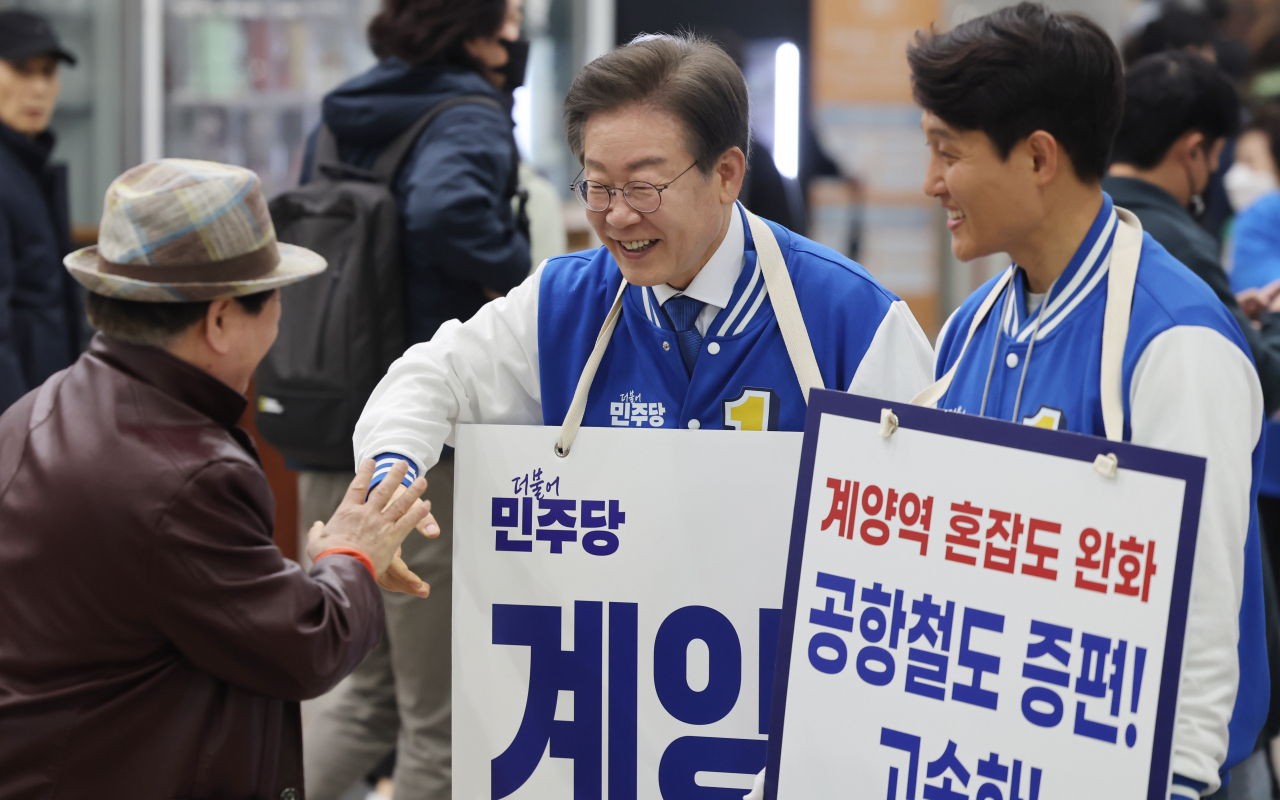 인천 계양을에 출마하는 이재명 더불어민주당 대표가 28일 계양역에서 출근 인사를 하고 있다. [연합]