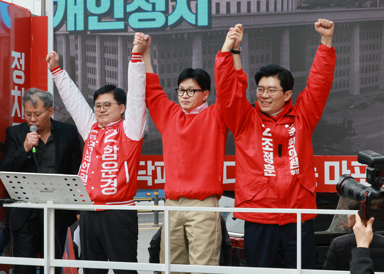 한동훈 국민의힘 비상대책위원장 겸 총괄 선거대책위원장이 28일 서울 마포구 망원역 인근에서 함운경 후보, 조정훈 후보와 함께 지지를 호소하고 있다. [연합]
