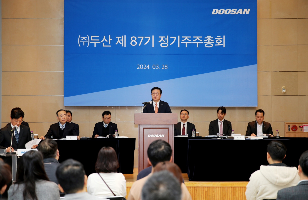 문홍성 두산 사장이 28일 열린 ㈜두산 주주총회에서 인사말을 하고 있다. [두산 제공]