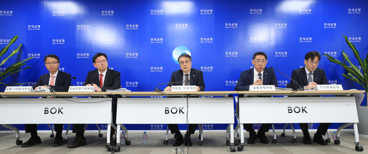 28일 서울 중구 한국은행에서 금융안정 상황(2024년 3월) 설명회가 열리고 있다. 왼쪽부터 신준영 한국은행 금융기관분석부장, 서평석 금융안정기획부장, 이종렬 부총재보, 장정수 금융안정국장, 임광규 안정총괄팀장 [연합]