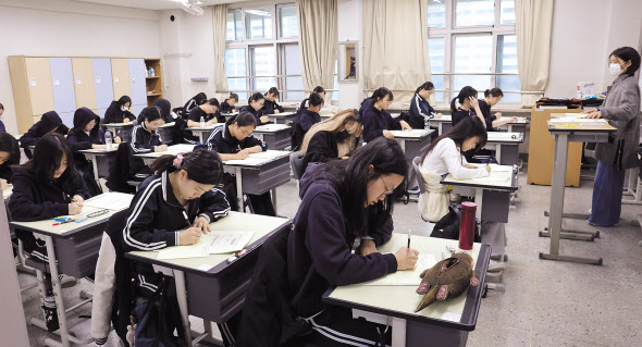 2025학년도 대학수학능력시험 대비 3월 전국연합학력평가가 시행된 28일 서울 영등포여자고등학교에서 수험생이 시험을 치르고 있다. [사진공동취재단]
