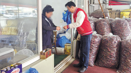 문진석 충남 천안갑 더불어민주당 후보가 시민과 인사를 나누고 있다(왼쪽). 신범철 충남 천안갑 국민의힘 후보가 시장에서 상인에게 인사를 건네고 있다.  [문진석 후보 캠프 제공]·박지영 기자