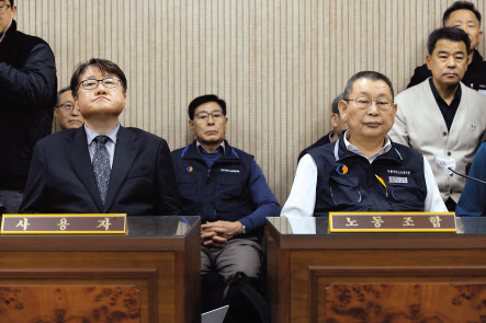 28일 새벽 서울 영등포구 서울지방노동위원회에서 진행된 서울 시내버스 노사 조정 회의에서 김정환(왼쪽) 서울시버스운송사업조합 이사장과 박점곤 서울시버스노동조합 위원장이 회의 시작을 기다리고 있다. 조정 회의 불발 후 이후 약 2시간 가량 진행된 사후 조정 회의에도 노사 협상은 불발됐다. [연합]
