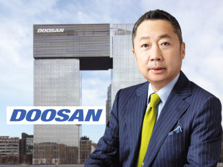 분당두산타워와 박정원 회장 [헤럴드DB·두산 제공]