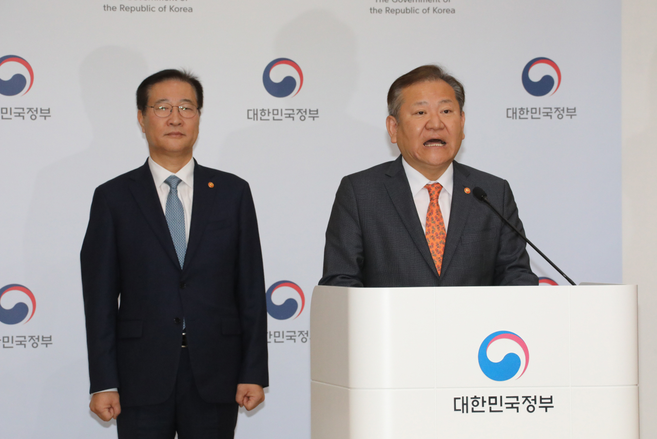 이상민 행정안전부 장관(오른쪽)과 박성재 법무부 장관이 28일 오전 정부세종청사에서 제22대 국회의원 선거와 관련, 공동 대국민 담화문을 발표하고 있다.[연합]