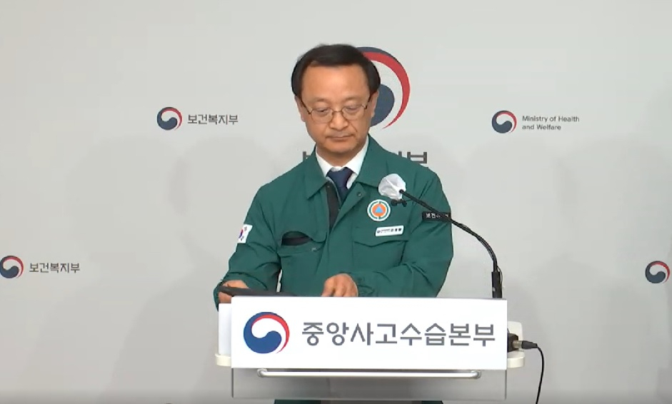 전병왕 ‘의사 집단행동 중앙사고수습본부(중수본)’ 총괄관(보건복지부 보건의료정책실장)이 28일 중수본 회의 결과를 브리핑하고 있다.[정부 e-브리핑 화면 캡쳐]