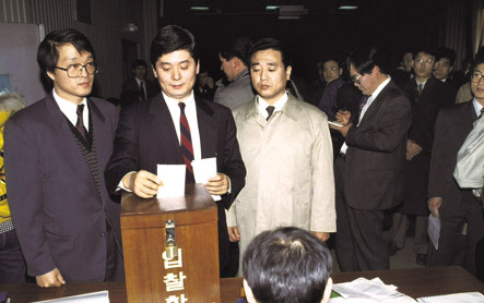 SK그룹(당시 선경그룹)이 1994년 공개입찰을 통해 한국이동통신 인수에 참여하는 모습 [SK텔레콤 제공]