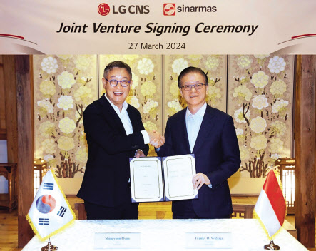 현신균(왼쪽) LG CNS 대표와 프랭키 우스만 위자야 시나르마스 그룹 회장이 합작투자 계약을 체결한 후 기념촬영을 하고 있다. [LG CNS 제공]