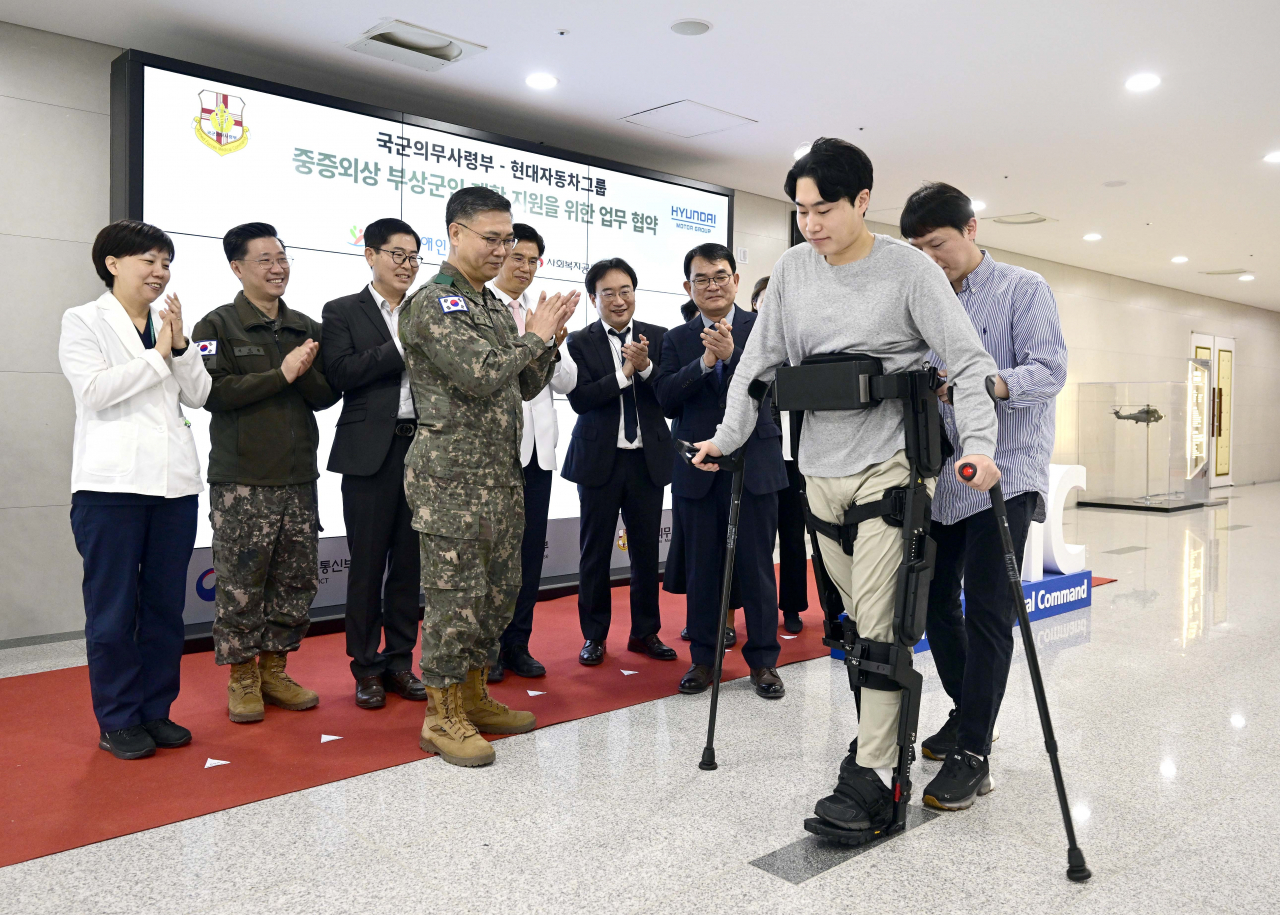 현대차그룹 연구원이 ‘엑스블 멕스(X-ble MEX)’를 시연하는 모습. [현대차그룹 제공]