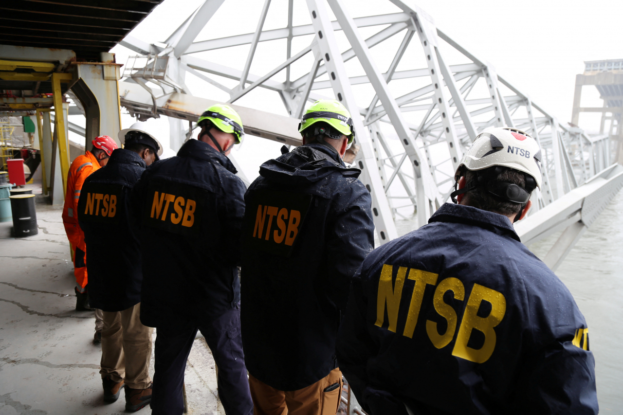 미국 교통안전위원회(NTSB) 조사관들이 27일(현지시간) 미국 메릴랜드주 볼티모어에서 ‘프랜시스 스콧 키 브리지’ 교각을 들이받은 컨테이너선 달리호에서 작업을 하고 있다. [로이터]