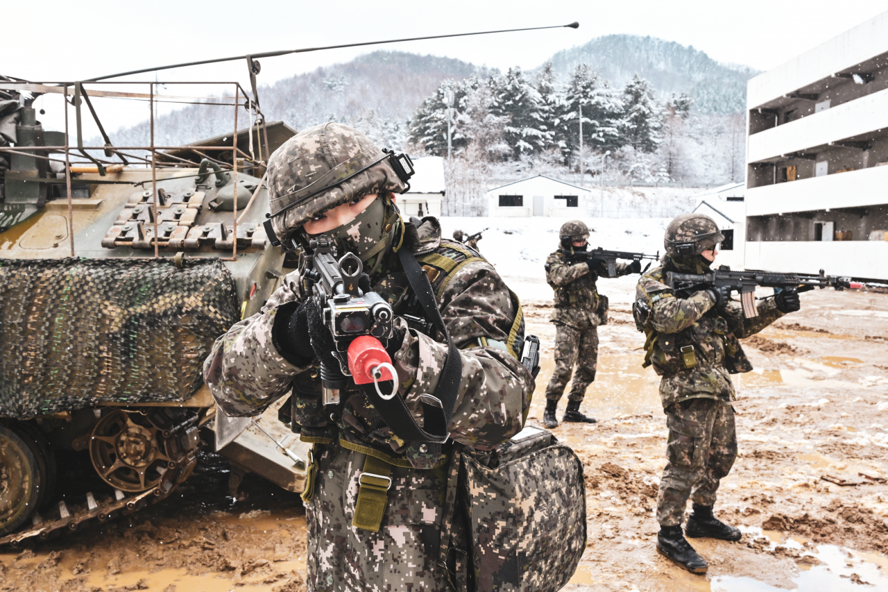 육군 제25보병사단 해룡여단은 지난 19일부터 10일간 강원도 인제 육군과학화전투훈련단에서 KCTC 훈련에 최초로 참가한 미 해병대와 함께 한미연합 KCTC 훈련을 실시했다고 28일 밝혔다. 해룡여단전투단 장병이 K200장갑차와 함께 도시지역 훈련장으로 진입하고 있다. [육군 제공]