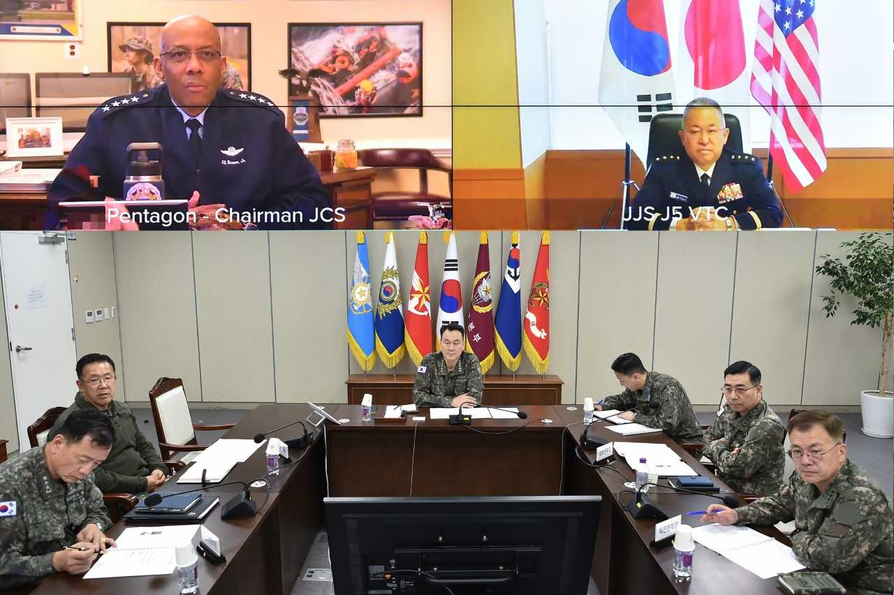 김명수 합참의장(하단 가운데)은 28일 찰스 브라운 미국 합참의장(좌 상단), 요시다 요시히데 일본 통합막료장(우 상단)과 함께 한미일 3자 화상회의를 개최하고 최근 국제 안보문제와 북한 도발 양상, 3자 안보협력 등에 대해 논의했다. [합참 제공]