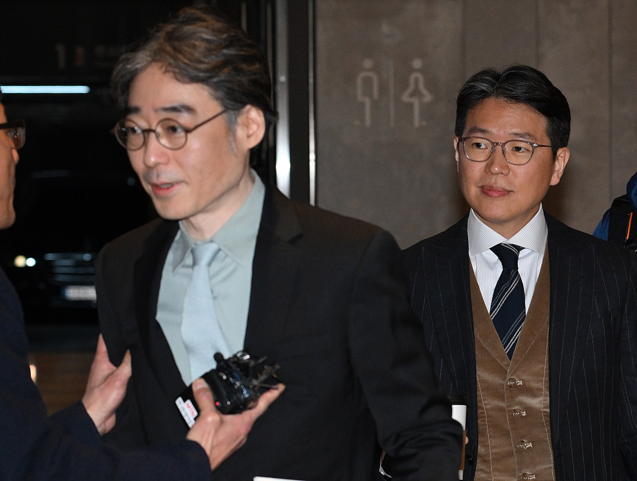 임종윤 한미약품 사장(왼쪽) 임종훈 전 한미약품 사장이 28일 경기 화성시 수원과학대학교 신텍스(SINTEX)에서 열린 제51기 한미사이언스 정기주주총회에 참석하고 있다. 이상섭 기자