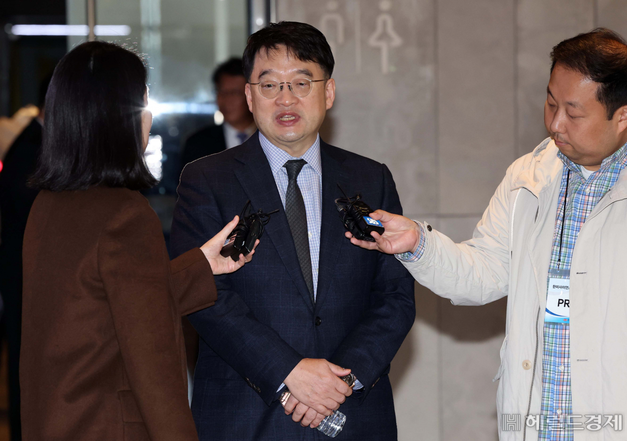 이우현 OCI홀딩스 대표가 28일 경기 화성시 수원과학대학교 신텍스(SINTEX)에서 열린 제51기 한미사이언스 정기주주총회에 참석하기전 취재진의 질문에 답변을 하고 있다. 이상섭 기자