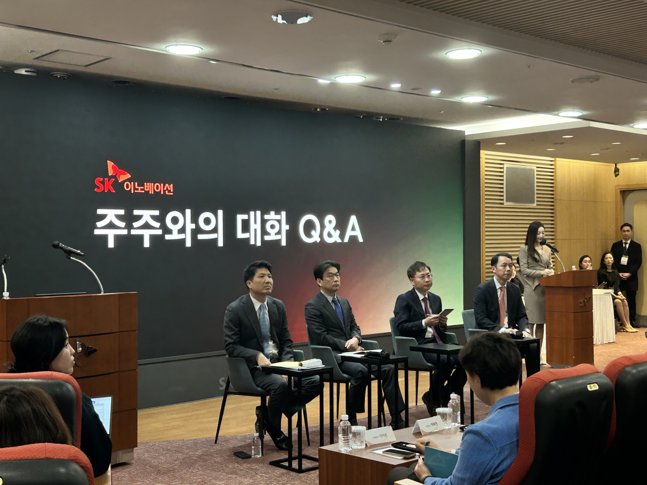 김경훈(왼쪽부터) SK온 재무담당과 최영찬 SK온 경영지원총괄(CAO), 강동수 SK이노베이션 전략재무부문장, 김진원 SK이노베이션 재무본부장이 28일 서울 종로구 SK빌딩에서 정기 주주총회 직후 열린 주주와의 대화에서 주주의 질문에 답변하고 있다. [김은희 기자]