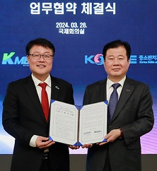 케이메디허브·이사장 양진영 이사장(왼쪽)과 중진공 강석진 이사장이 28일 '의료산업 유니콘 기업 육성' 관련 업무협약을 하고 있다. [중진공 제공]