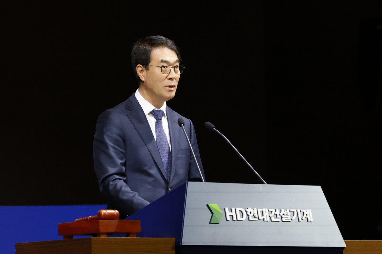 최철곤 HD현대건설기계 사장이 28일 성남 HD현대 글로벌R&D센터에서 열린 주주총회에서 인사말을 하고 있다. [HD현대건설기계 제공]