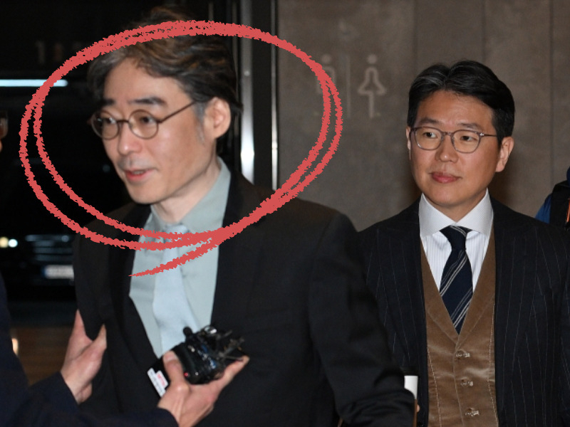 임종윤 한미약품 사장(왼쪽) 임종훈 전 한미약품 사장이 28일 경기 화성시 수원과학대학교 신텍스(SINTEX)에서 열린 제51기 한미사이언스 정기주주총회에 참석하고 있다. 이상섭 기자