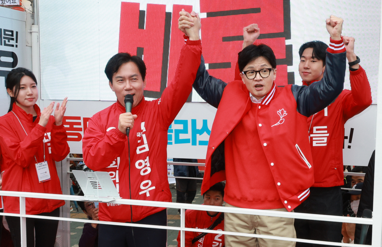 한동훈 국민의힘 비상대책위원장 겸 총괄 선거대책위원장이 28일 서울 동대문구 회기역 사거리에서 김영우 후보와 함께 지지를 호소하고 있다. [연합]