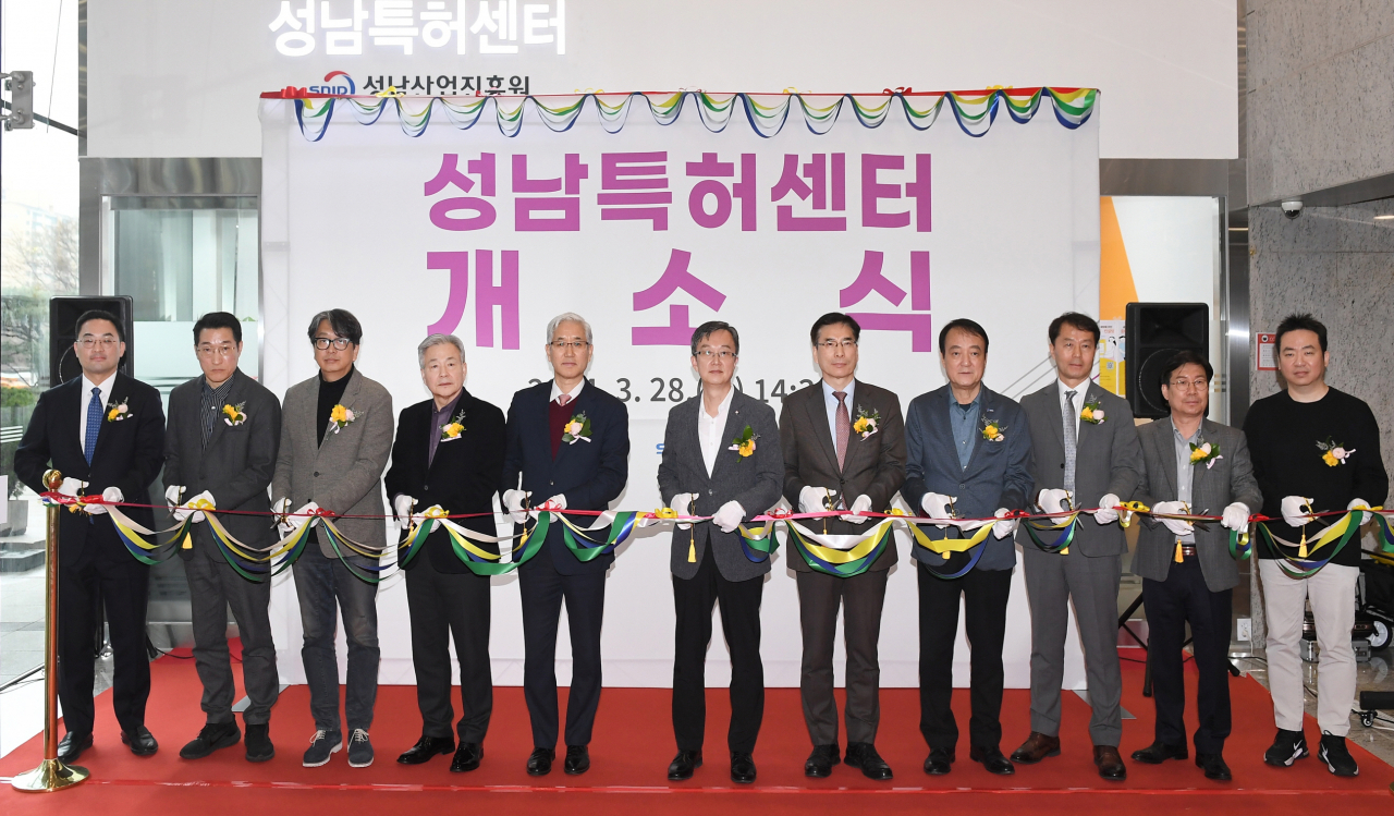 참석자들이 28일 킨스타워 1층 로비에서 개최된 성남특허센터 개소식에서 테이프커팅을 하고 있다.