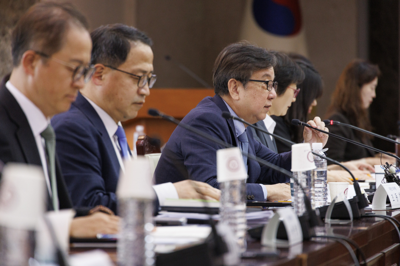 조동철 한국개발연구원(KDI) 원장이 28일 오후 서울 종로구 정부서울청사에서 열린 2024년 2차 국민연금 기금운용위원회에 참석해 연금 기금 운용 상황과 의제에 대해 발언하고 있다. 조 원장은 이날 의사 집단행동과 관련해 회의에 참석하지 못한 조규홍 보건복지부 장관을 대신해 의장 권한대행으로 회의를 주재했다.[연합]