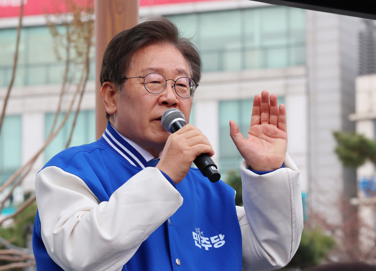 더불어민주당 이재명 대표가 제22대 국회의원선거 공식 선거운동이 시작된 28일 오후 인천 부평역 북광장에서 열린 인천시당 총선 출정식에서 발언하고 있다. [연합]