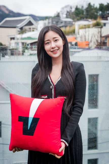 티빙 ‘피라미드 게임’ 출연 배우가 티빙을 홍보하고 있다. [사진, 티빙]