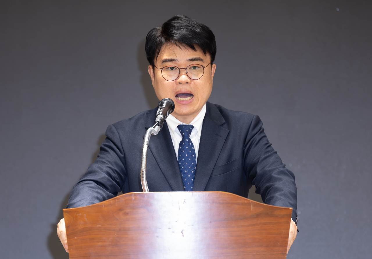42대 대한의사협회장에 당선된 임현택 소아과의사회장이 26일 오후 서울 용산구 대한의사협회에서 열린 결선 투표에서 소감을 밝히고 있다. [연합]