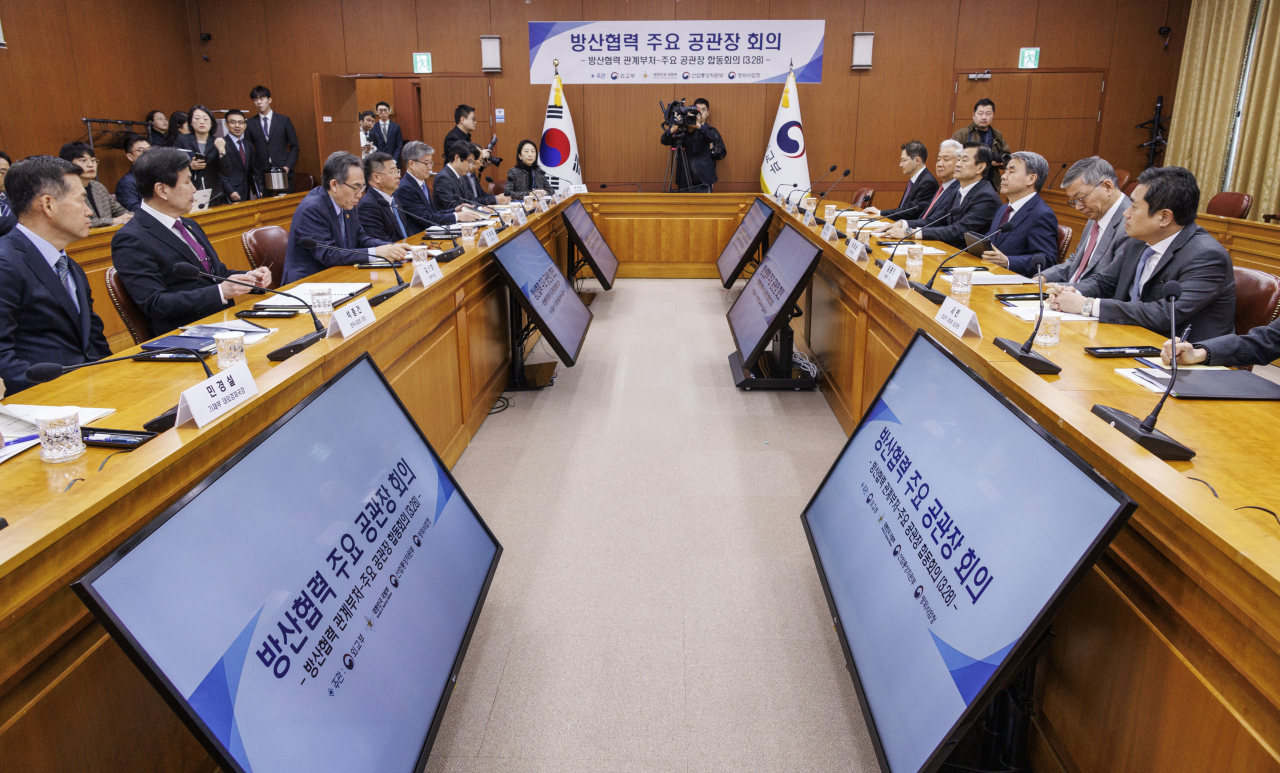 이종섭 주호주 대사가 28일 오전 서울 종로구 외교부에서 열린 방위산업협력 주요 공관장 회의에 입장해 조태열 외교부 장관의 발언을 듣고 있다. [연합]