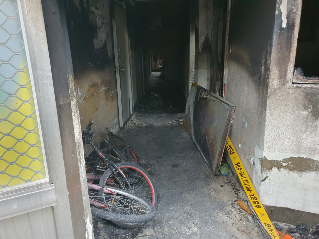 28일 오전 4시 18분께 전북 전주시 완산구 남노송동 한 다가구주택에서 불이 나 기초생활수급자인 A(69)씨가 숨졌다. 사진은 화재 현장.[연합]