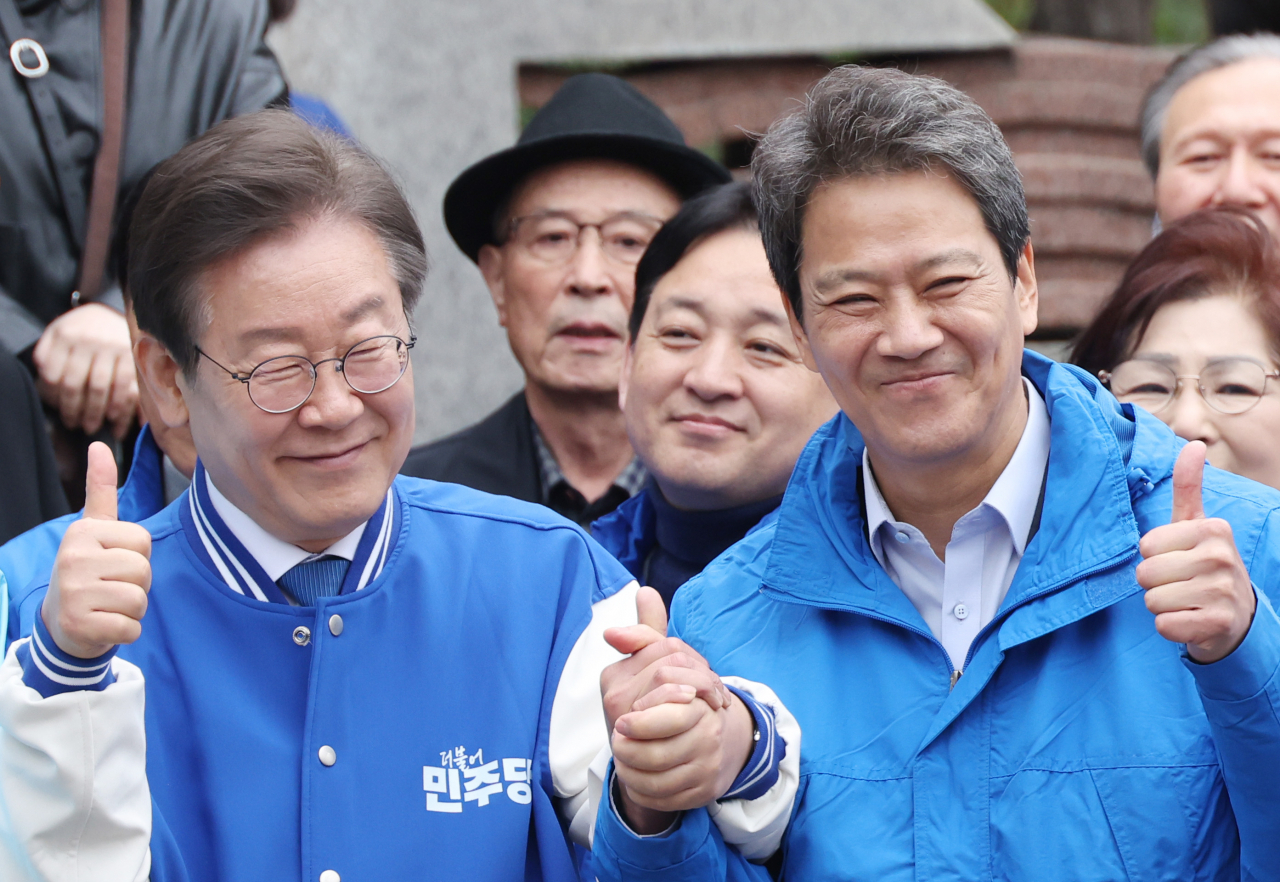 이재명 더불어민주당 대표와 임종석 전 대통령 비서실장이 28일 서울 왕십리역 광장에서 중구성동구 갑과 을에 각각 출마하는 전현희 후보와 박성준 후보 지원 유세를 하고 있다. [연합]