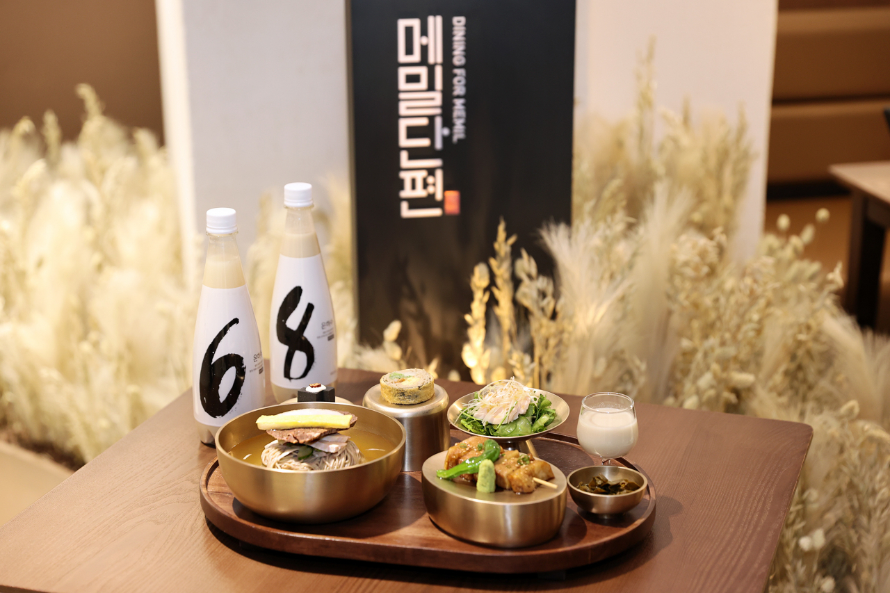 은하수 막걸리와 ‘메밀단편’ 반상 메뉴. [교촌에프앤비 제공]