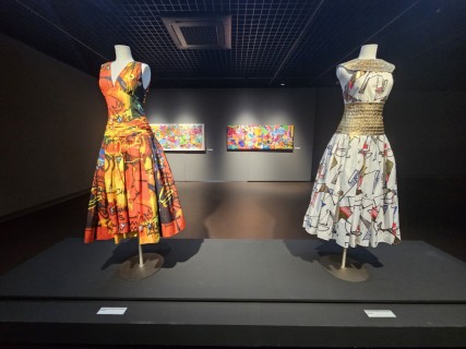 High-end graffiti, LP bar and Gwanghwamun on roller coaster