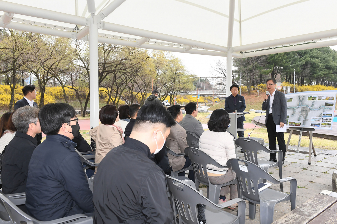 원주시 벤치마킹단에게 탄천수질, 생태하천 복원사업, 탄천 현황 등을 설명 중인 이진찬 성남부시장.[성남시 제공]