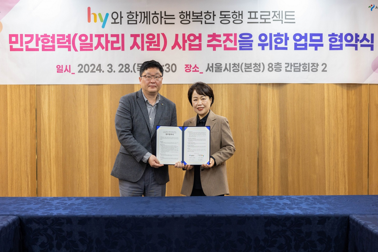 김주수 hy FM영업부문장과 김선순 서울시 여성가족정책실장이 ‘hy와 함께하는 행복한 동행 프로젝트’ 협약을 체결하고 기념 촬영을 하고 있다. [hy 제공]