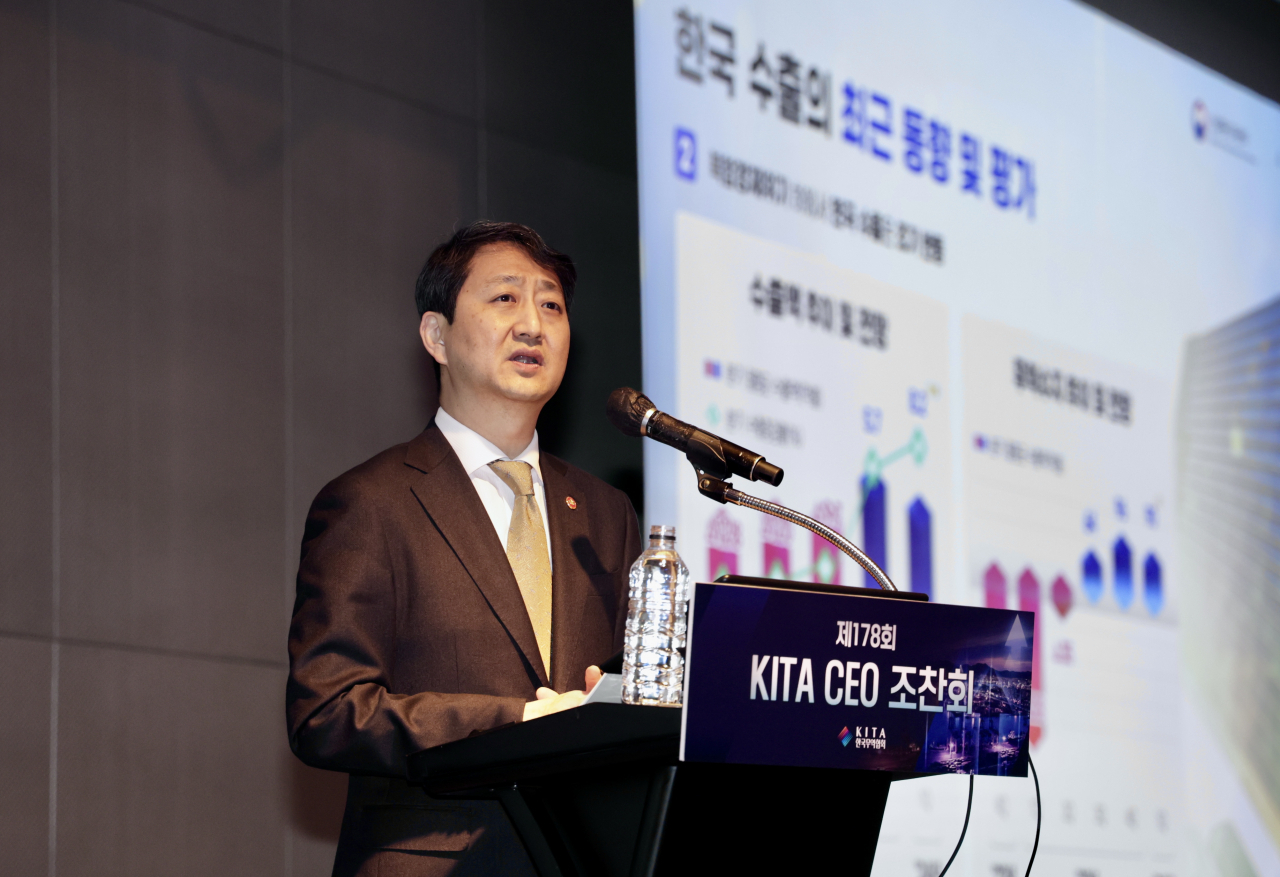 ‘제178회 KITA CEO 조찬회’ 연사로 나선 안덕근 산업통상자원부 장관이 강연을 진행하고 있다. [한국무역협회 제공]